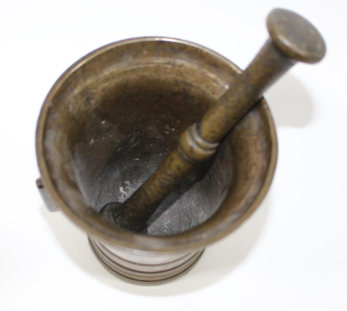 Große Abbildung Nr.2: 123-2150 Nordeutscher Mörser um 1550: (Apothekenwesen, Mörser)