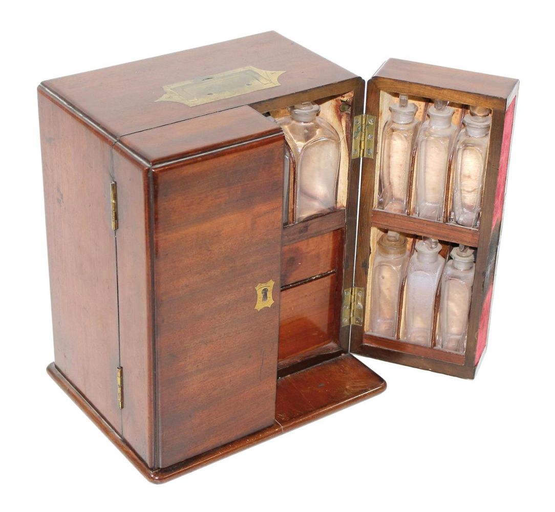 Große Abbildung Nr.1: 123-2168 Reiseapotheke Mahagony: (Apothekenwesen, Reiseapotheke)