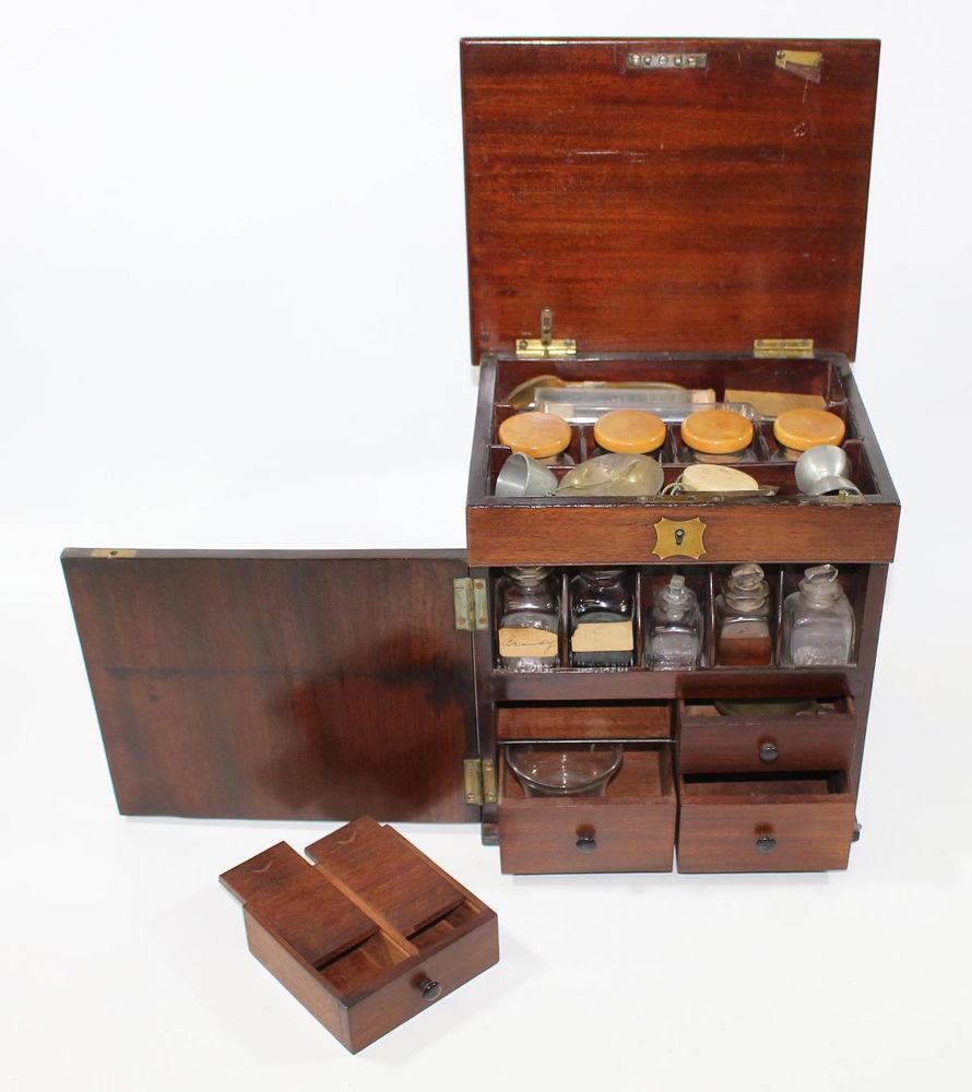 Große Abbildung Nr.2: 123-2170 Reiseapotheke Mahagony: (Apothekenwesen, Reiseapotheke)