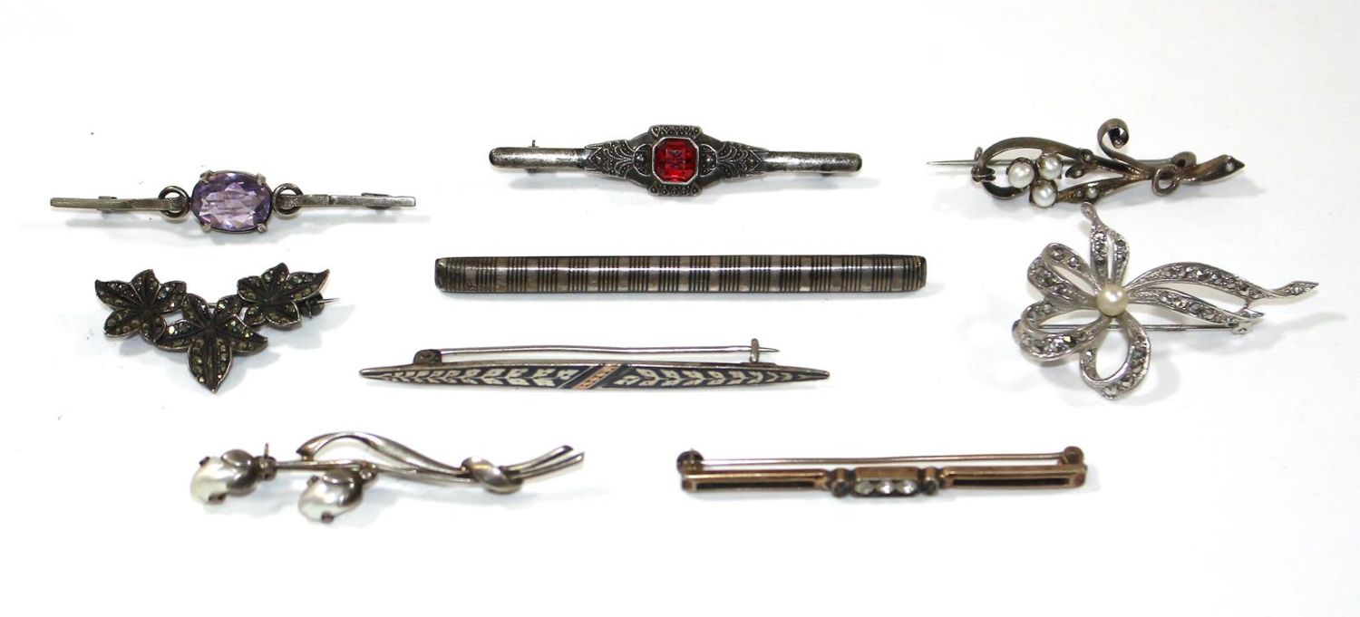 Große Abbildung Nr.1: 123-2382 9 Broschen Art Deco: (Schmuck, Sammlungen)