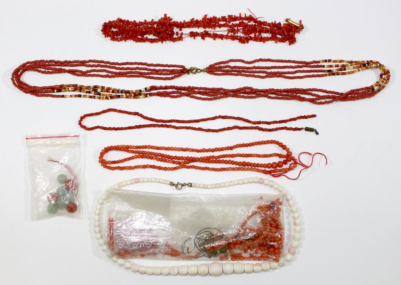 Große Abbildung Nr.2: 123-2396 Korallencolliers: (Schmuck, Sammlungen)