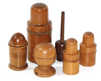 Bild Nr.1: 123-2124 Apothekergefäße.: (Apothekenwesen, Holz)