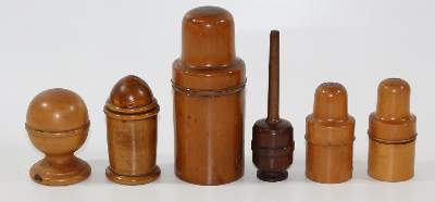 Bild Nr.2: 123-2124 Apothekergefäße.: (Apothekenwesen, Holz)