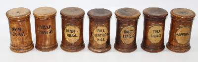 Bild Nr.3: 123-2126 Apothekergefäße Standgefäße.: (Apothekenwesen, Holz)