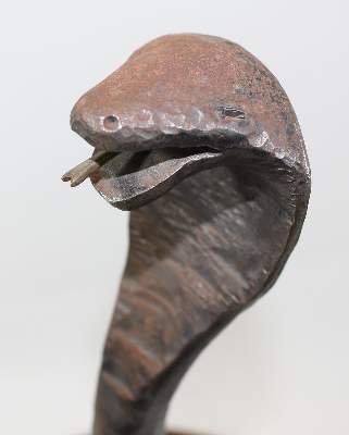 Bild Nr.2: 123-2131 Königskobra, Eisengußskulptur: (Apothekenwesen)