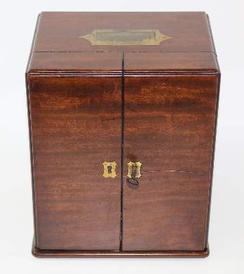 Bild Nr.2: 123-2168 Reiseapotheke Mahagony: (Apothekenwesen, Reiseapotheke)