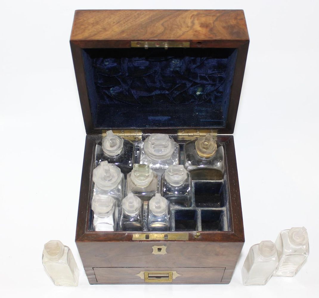 Große Abbildung Nr.2: 124-2078 Reiseapotheke Mahagony: (Apothekenwesen, Reiseapotheke)