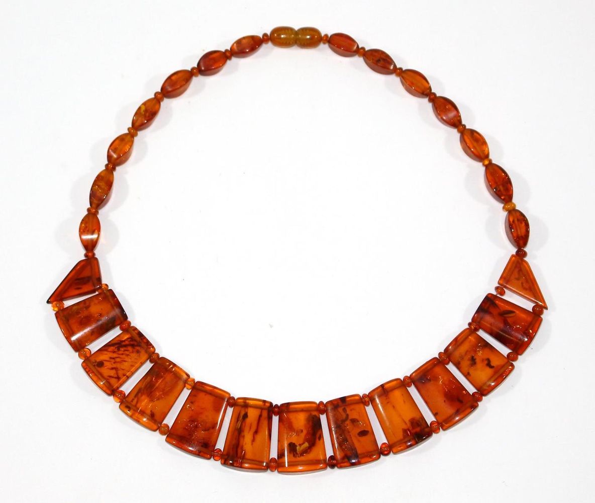 Große Abbildung Nr.1: 124-2253 Bernsteincollier des Art Deco.: (Schmuck, Colliers)