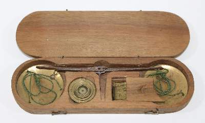 Bild Nr.2: 124-2077 Isaac Brown & Son: (Apothekenwesen, Münzwaagen)