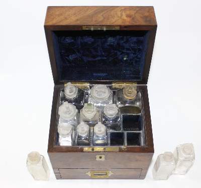 Bild Nr.2: 124-2078 Reiseapotheke Mahagony: (Apothekenwesen, Reiseapotheke)
