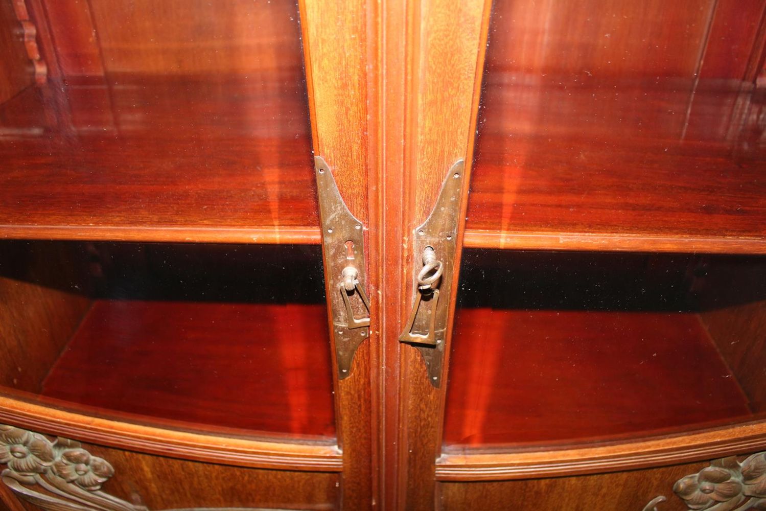 Große Abbildung Nr.9: 125-2637 Jugendstil Büchervitrine.: (Möbel)