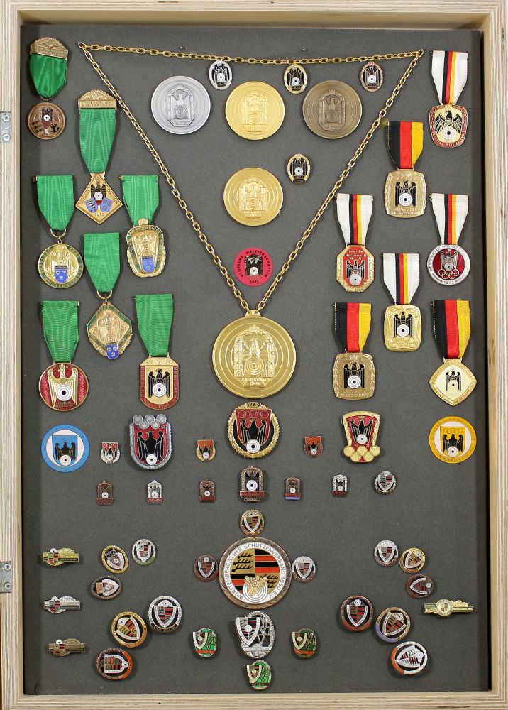 Große Abbildung Nr.2: 125-2655 Schützenmedaillen in 2 Schaukästen.: (Münzen und Medaillen)