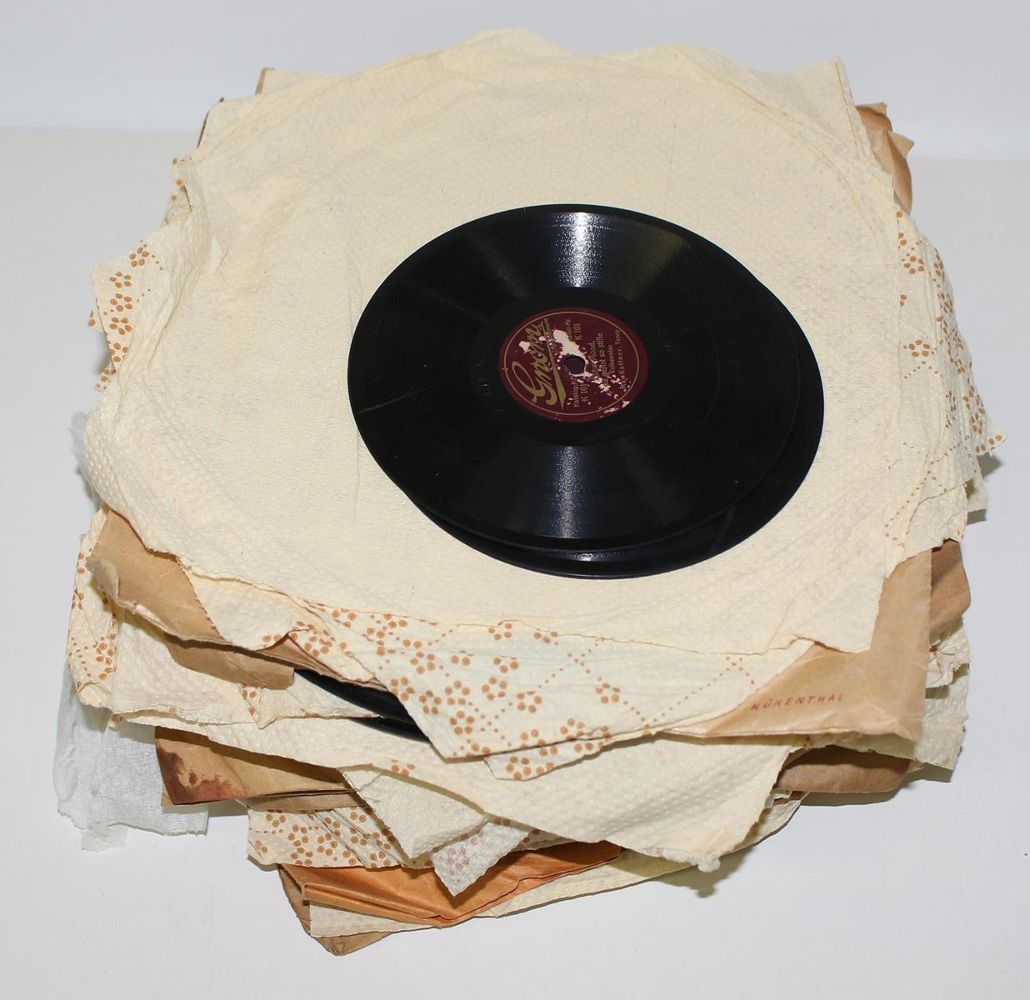 Große Abbildung Nr.4: 125-2659 Grammophon u. Schellackplatten.: (Musikinstrumente)
