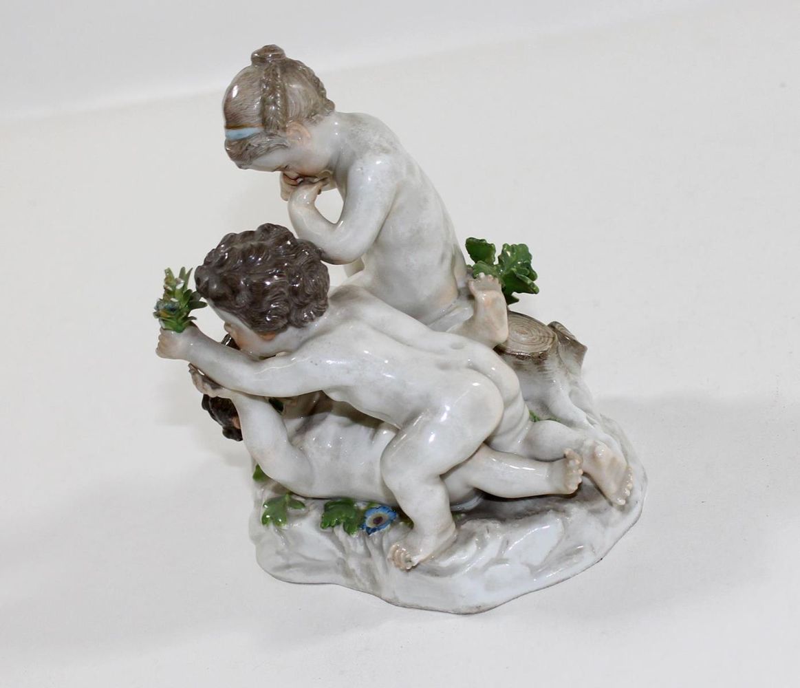 Große Abbildung Nr.2: 125-2683 Meissen P131 spielende: (Porzellan u. Keramik, Meissen)
