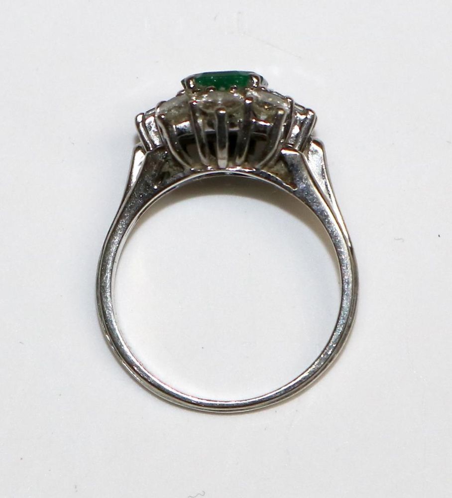 Große Abbildung Nr.2: 125-2805 Smaragd-Brillantring.: (Schmuck, Ringe)