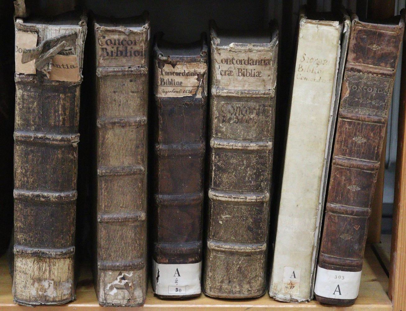 Große Abbildung Nr.3: 125-72 Sammlung: (Bibeln, Konkordanz)