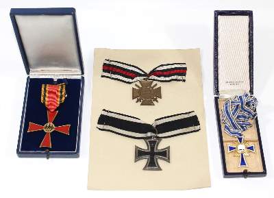 Bild Nr.1: 125-2214 Verdienstkreuze u. Abzeichen.: (Varia, Militaria)