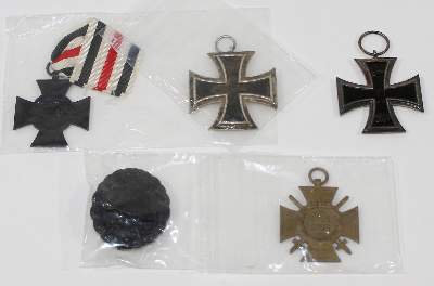 Bild Nr.2: 125-2214 Verdienstkreuze u. Abzeichen.: (Varia, Militaria)