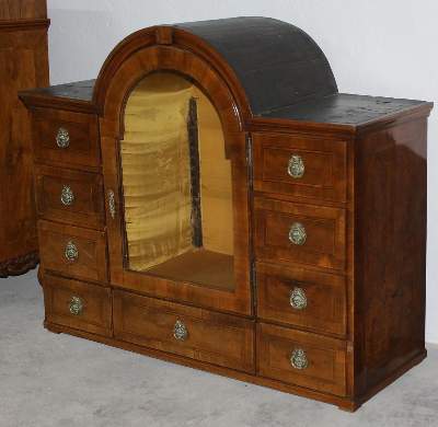 Bild Nr.4: 125-2638 Kabinettschränkchen Barock.: (Möbel)