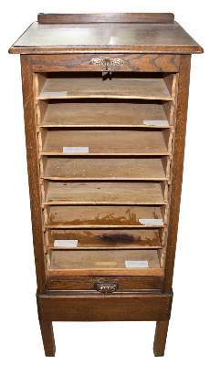 Bild Nr.4: 125-2646 Rolladenschrank Art Deco.: (Möbel)