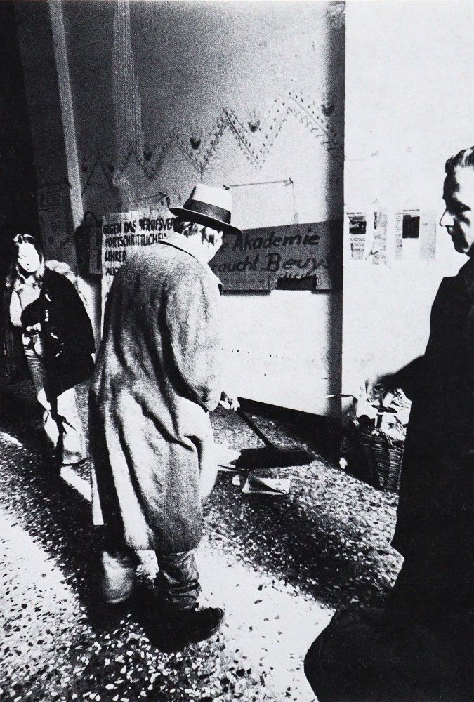 Große Abbildung Nr.3: 126-1390 Kestner-Gesellschaft Hannover.: (Beuys)