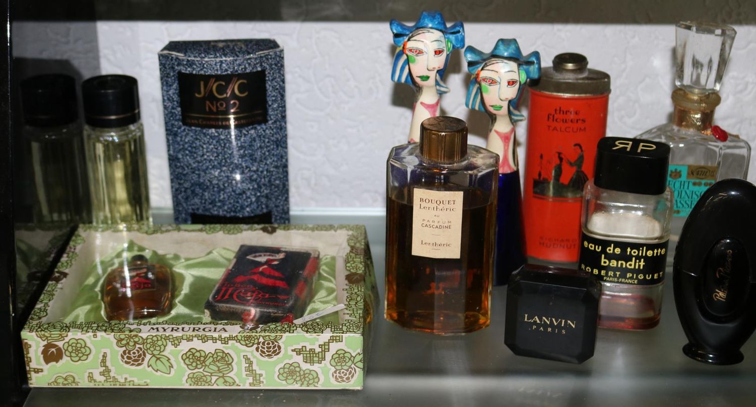 Große Abbildung Nr.3: 126-2164 Parfums und Flakons.: (Varia)