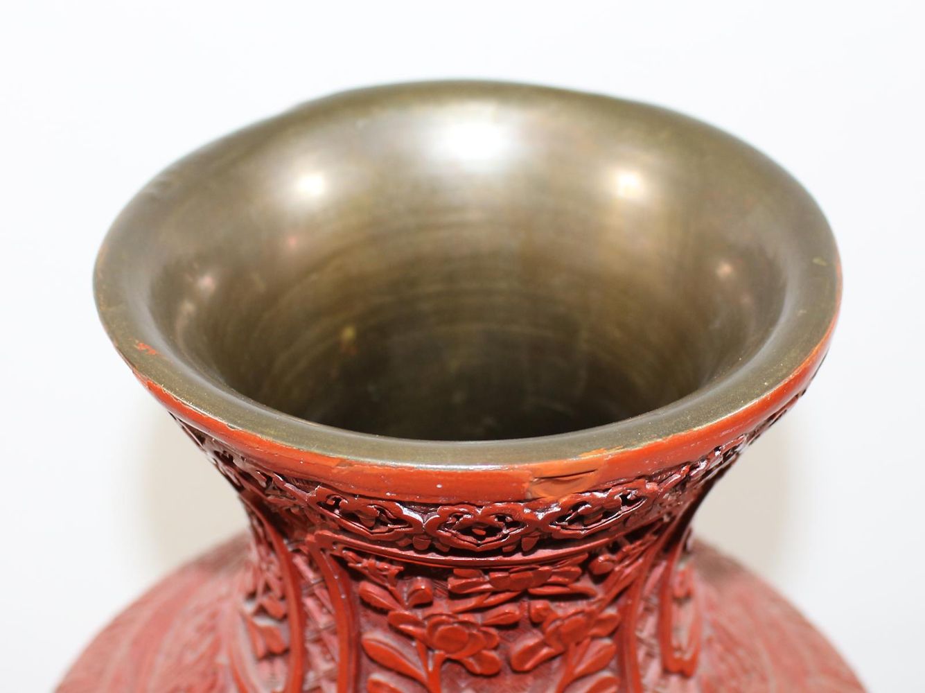 Große Abbildung Nr.5: 126-2248 Rotlackvase hoch.: (Asiatika, China)