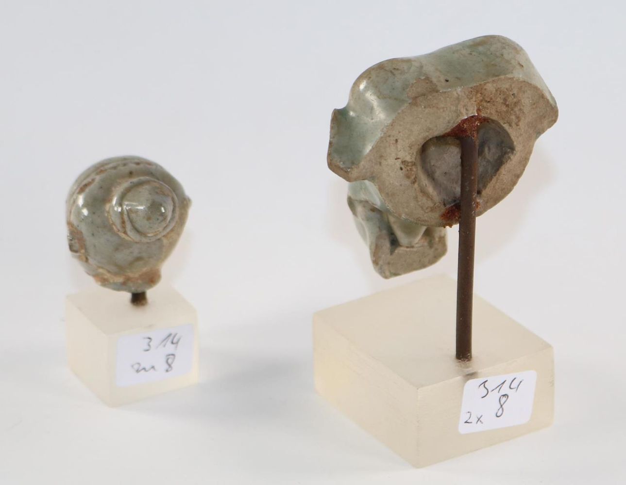 Große Abbildung Nr.3: 126-2284 Zwei thailändische Tonköpfe,: (Asiatika, Thailand)