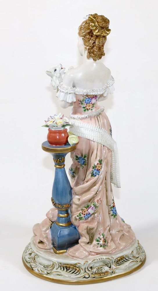 Große Abbildung Nr.2: 126-2333 Junge Frau mit Spitz: (Porzellan u. Keramik, Figuren)