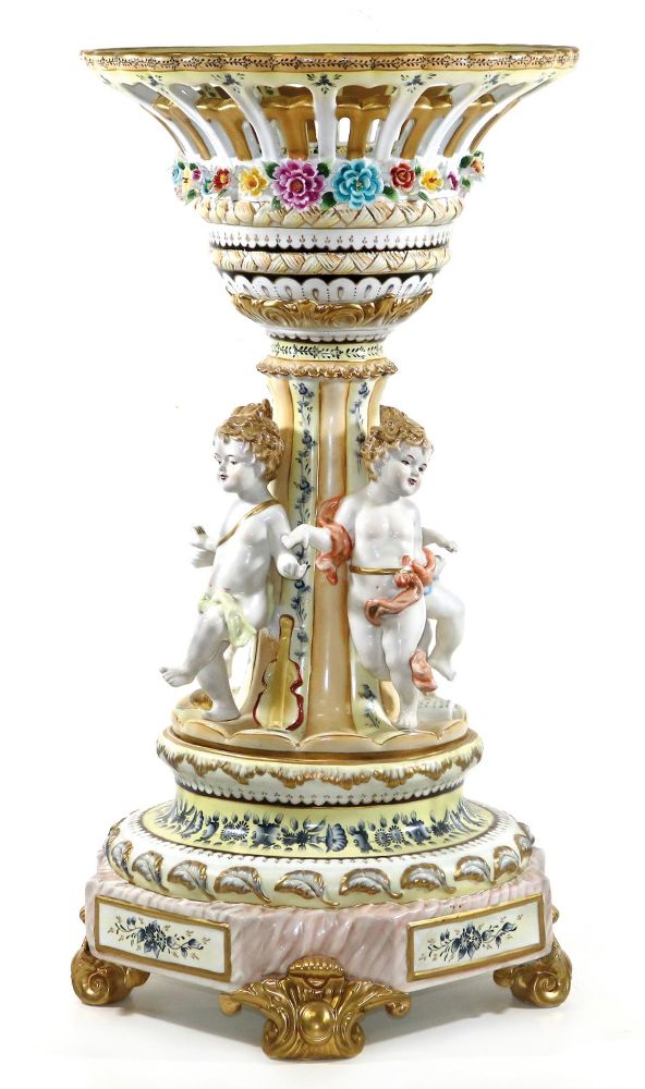 Große Abbildung Nr.1: 126-2339 Tafelaufsatz mit Amoretten.: (Porzellan u. Keramik, Figuren)
