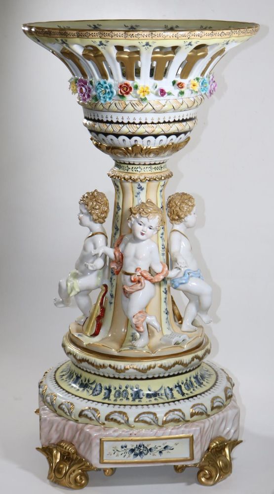 Große Abbildung Nr.2: 126-2339 Tafelaufsatz mit Amoretten.: (Porzellan u. Keramik, Figuren)