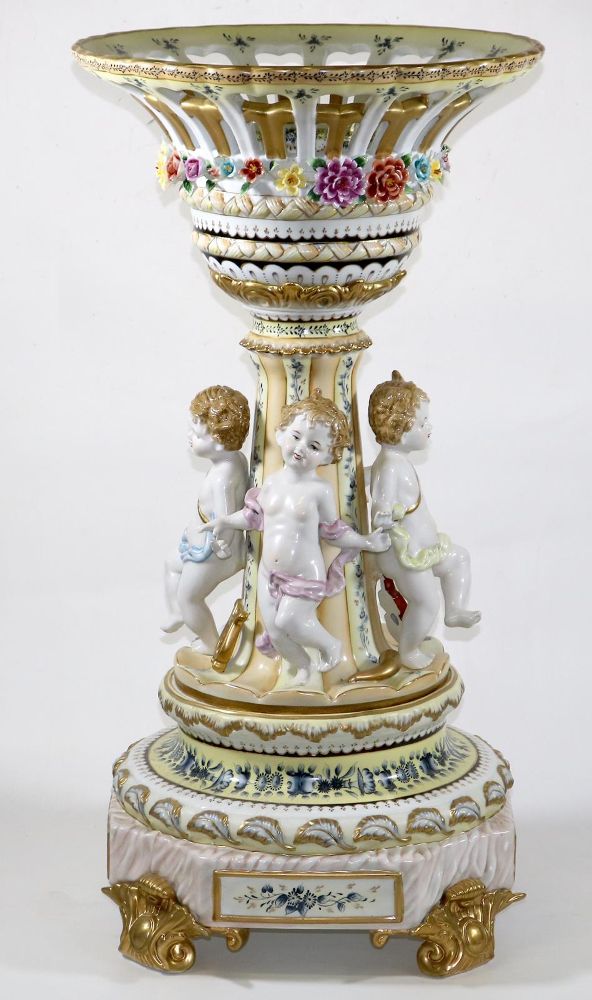Große Abbildung Nr.4: 126-2339 Tafelaufsatz mit Amoretten.: (Porzellan u. Keramik, Figuren)