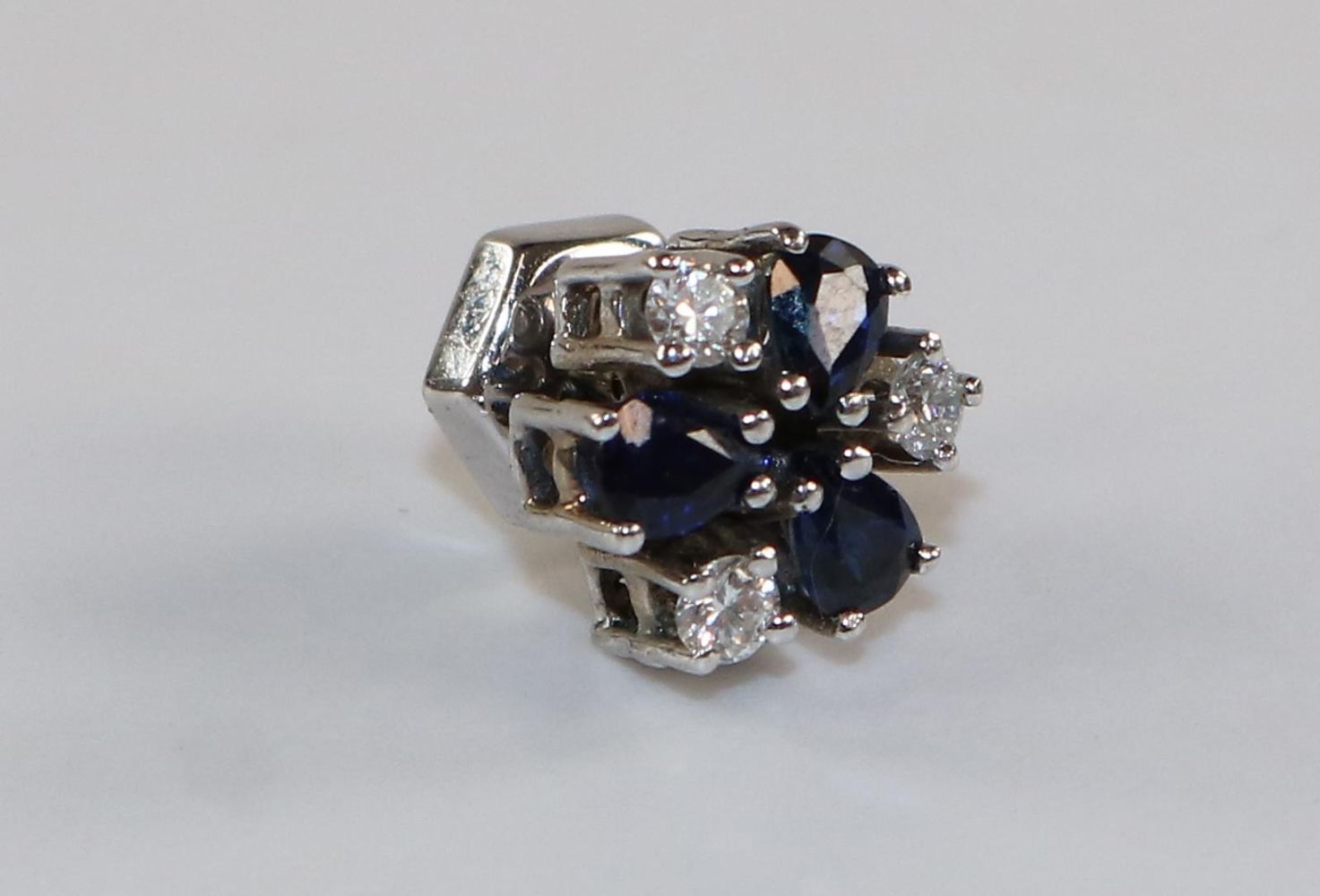 Große Abbildung Nr.2: 126-2409 Saphir- Diamant Vorstecknadel: (Schmuck, DRC Pforzheim)