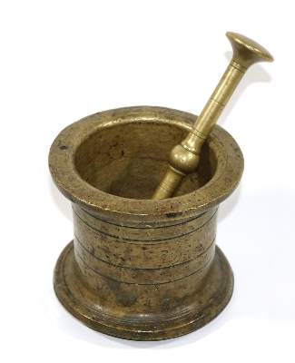 Bild Nr.1: 126-2119 Bronzemörser u. Eisenteller: (Varia)