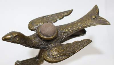 Bild Nr.2: 126-2162 Nähzwinge mit Nadelkissen,: (Varia)