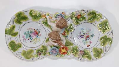 Bild Nr.2: 126-2330 Doppelschale mit Amoretten.: (Porzellan u. Keramik, Figuren)