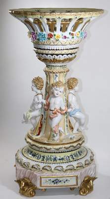 Bild Nr.2: 126-2339 Tafelaufsatz mit Amoretten.: (Porzellan u. Keramik, Figuren)