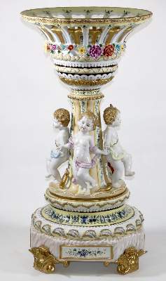 Bild Nr.4: 126-2339 Tafelaufsatz mit Amoretten.: (Porzellan u. Keramik, Figuren)