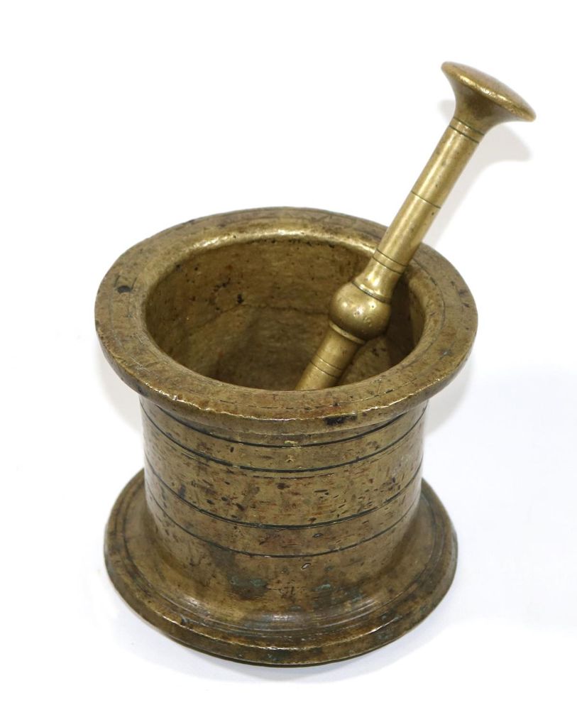 Große Abbildung Nr.1: 127-1853 Bronzemörser u. Eisenteller.: (Varia)