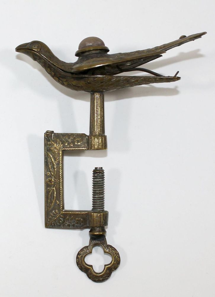 Große Abbildung Nr.1: 127-1886 Nähzwinge mit Nadelkissen,: (Varia)