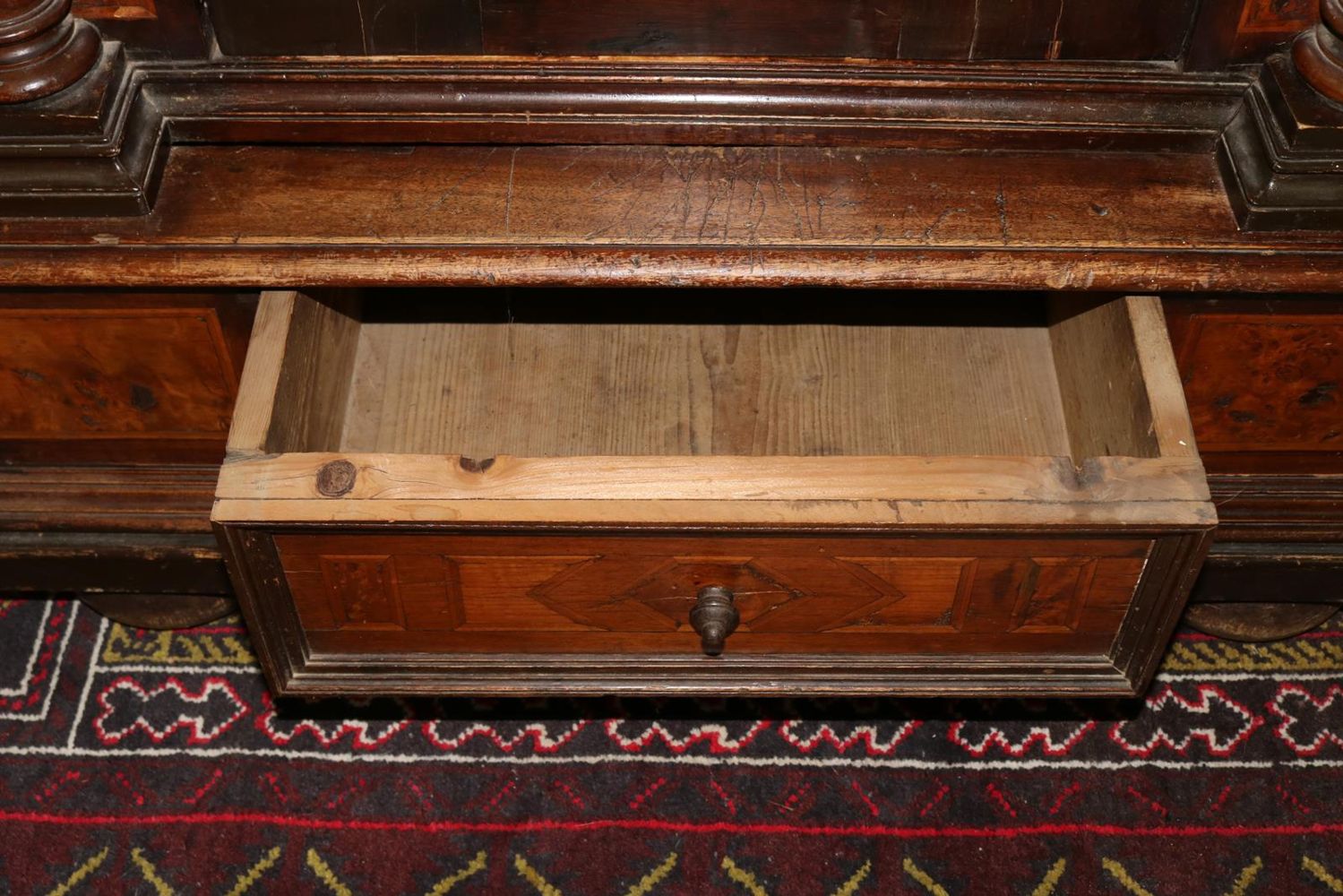 Große Abbildung Nr.6: 127-2038 Barock Aufsatzschränkchen.: (Möbel)