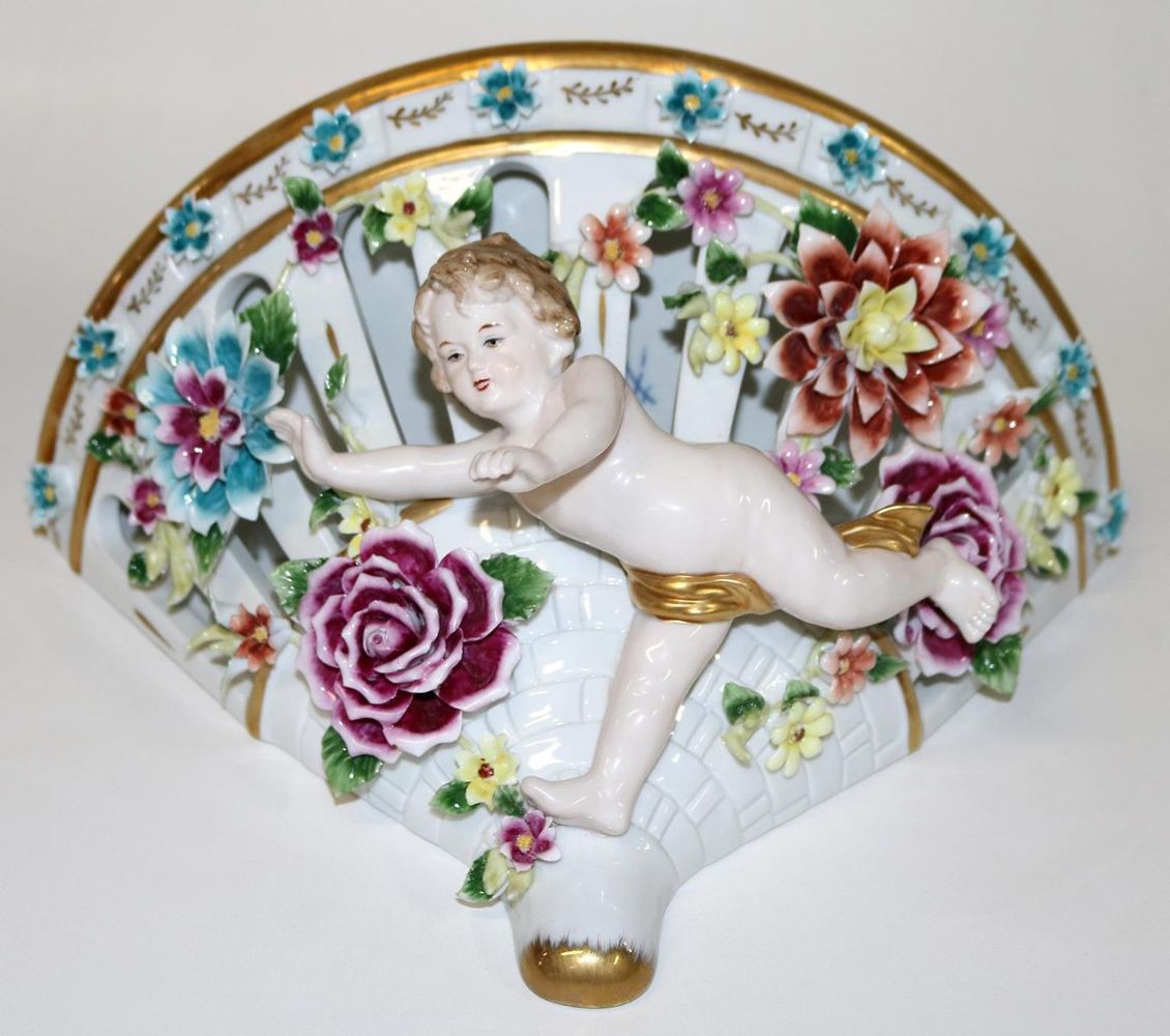 Große Abbildung Nr.2: 127-2076 Wandkonsole mit Amorette: (Porzellan u. Keramik, Figuren)