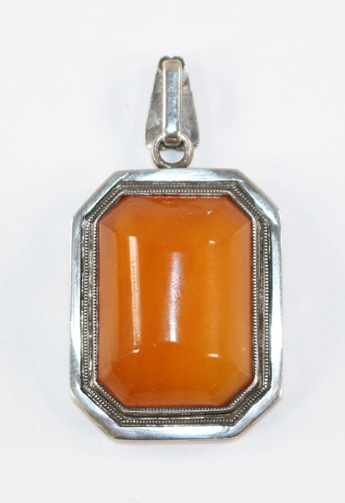 Große Abbildung Nr.1: 127-2097 Bernsteinanhänger: (Schmuck, Anhänger)