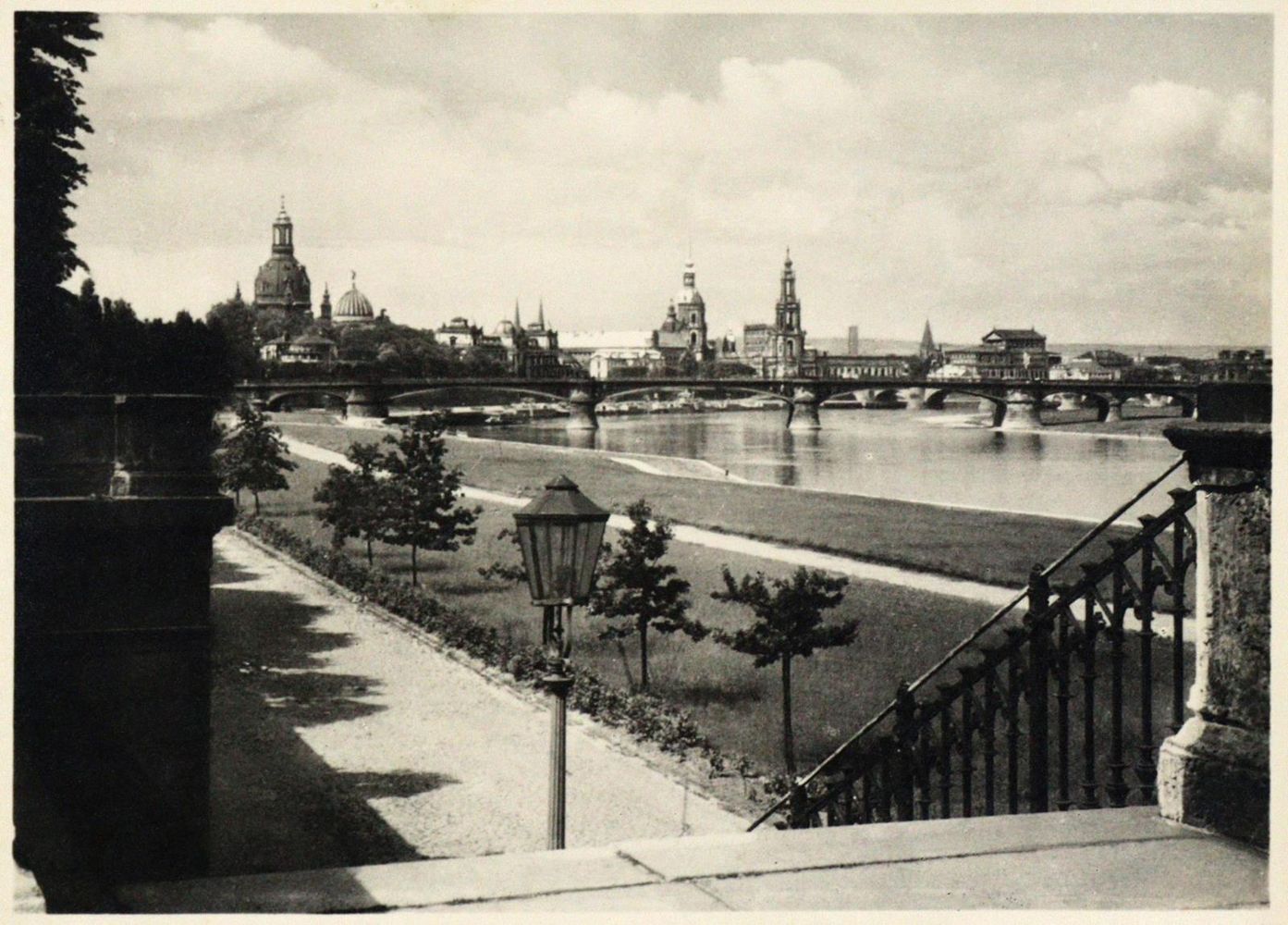 Große Abbildung Nr.4: 127-2294 Dresden.: (Photographie)