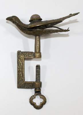 Bild Nr.1: 127-1886 Nähzwinge mit Nadelkissen,: (Varia)