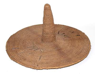 Bild Nr.3: 127-1973 Hutförmiger Tanzschild.: (Afrika, Sammlung Wolfgang Nerlich, Schilde)