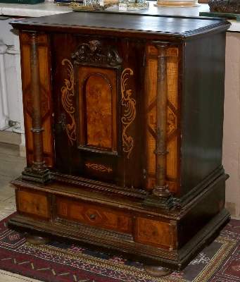 Bild Nr.2: 127-2038 Barock Aufsatzschränkchen.: (Möbel)
