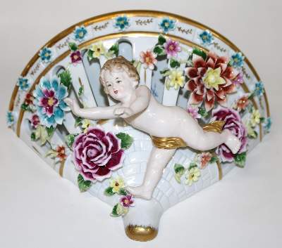 Bild Nr.2: 127-2076 Wandkonsole mit Amorette: (Porzellan u. Keramik, Figuren)