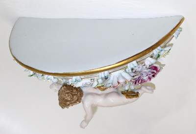 Bild Nr.4: 127-2076 Wandkonsole mit Amorette: (Porzellan u. Keramik, Figuren)