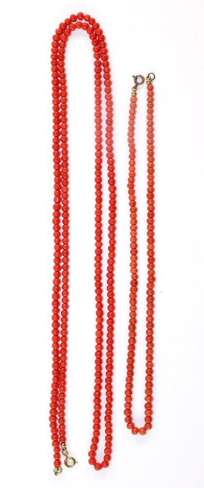 Große Abbildung Nr.2: 128-2964 Korallencolliers.: (Schmuck, Colliers)